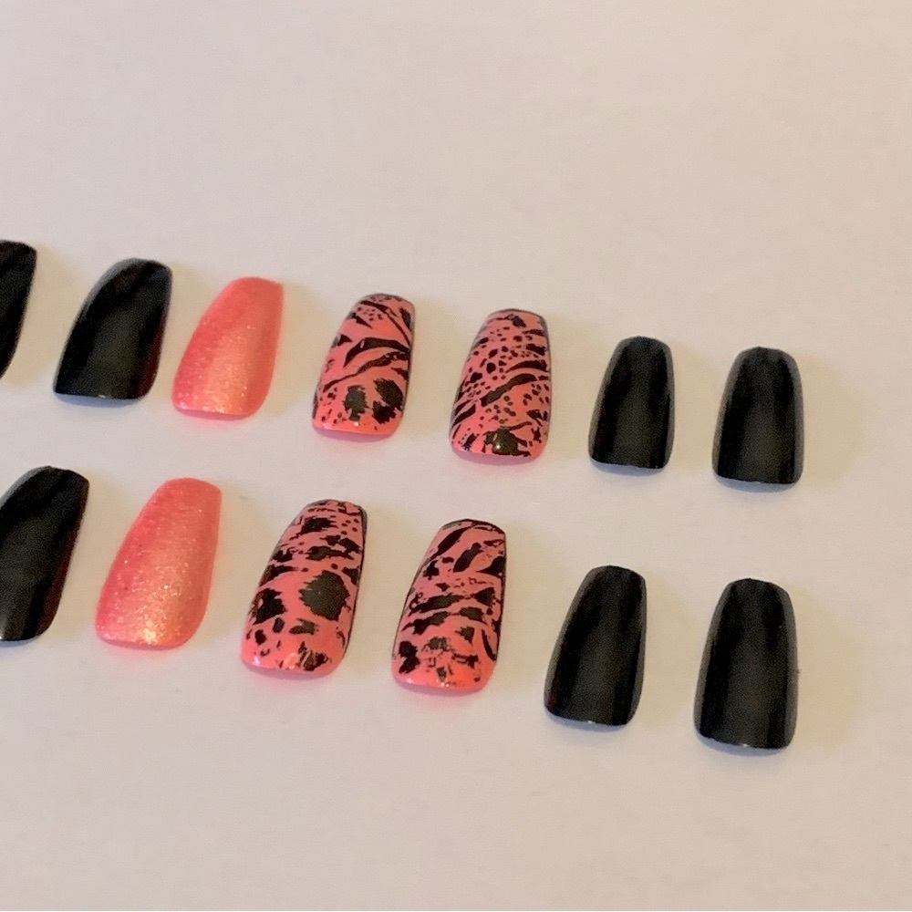 🍒🍒 Pink & Black Glue On Nails